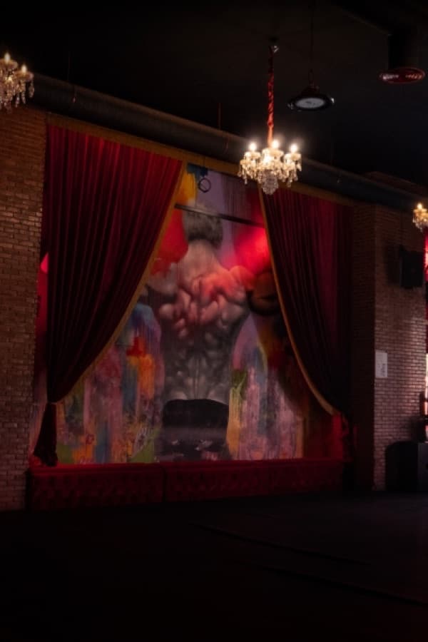 Rideaux baroques et lustre, la signature du club Guéliz