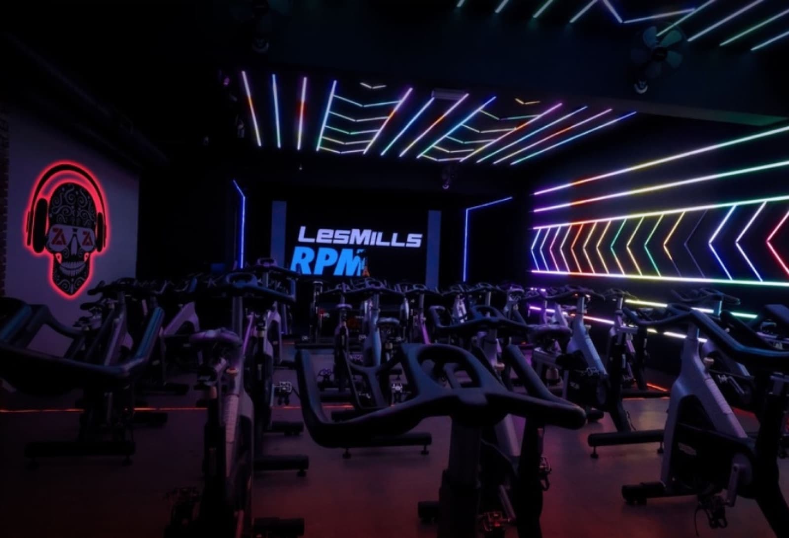 Studio RPM immersif de Zone Air Guéliz, écran géant et néons
